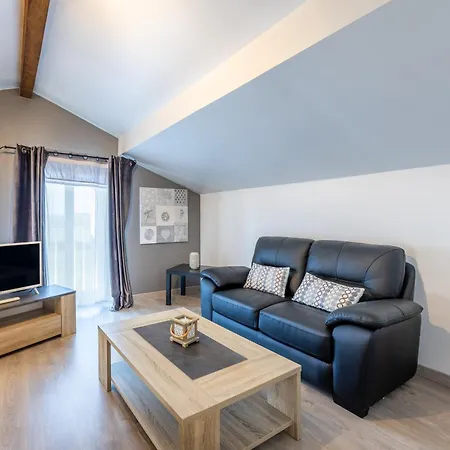 Augustine Aux Charmes D'antan * Sevremont