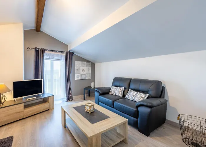 Augustine Aux Charmes D'antan * Sevremont